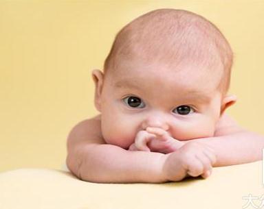 宝宝头上长一层东西像结痂一样,30多天的宝宝头上长小颗粒