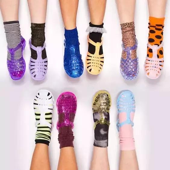 小时候我嫌这双鞋low，全身塑料的它现在要卖好几千块！