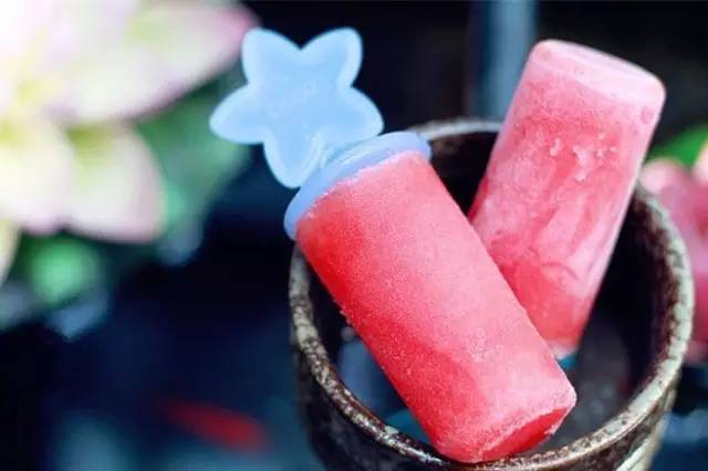 周末，宅在家里不如开始做冰棒吧！想吃什么口味自己选，这个夏天才不算浪费！