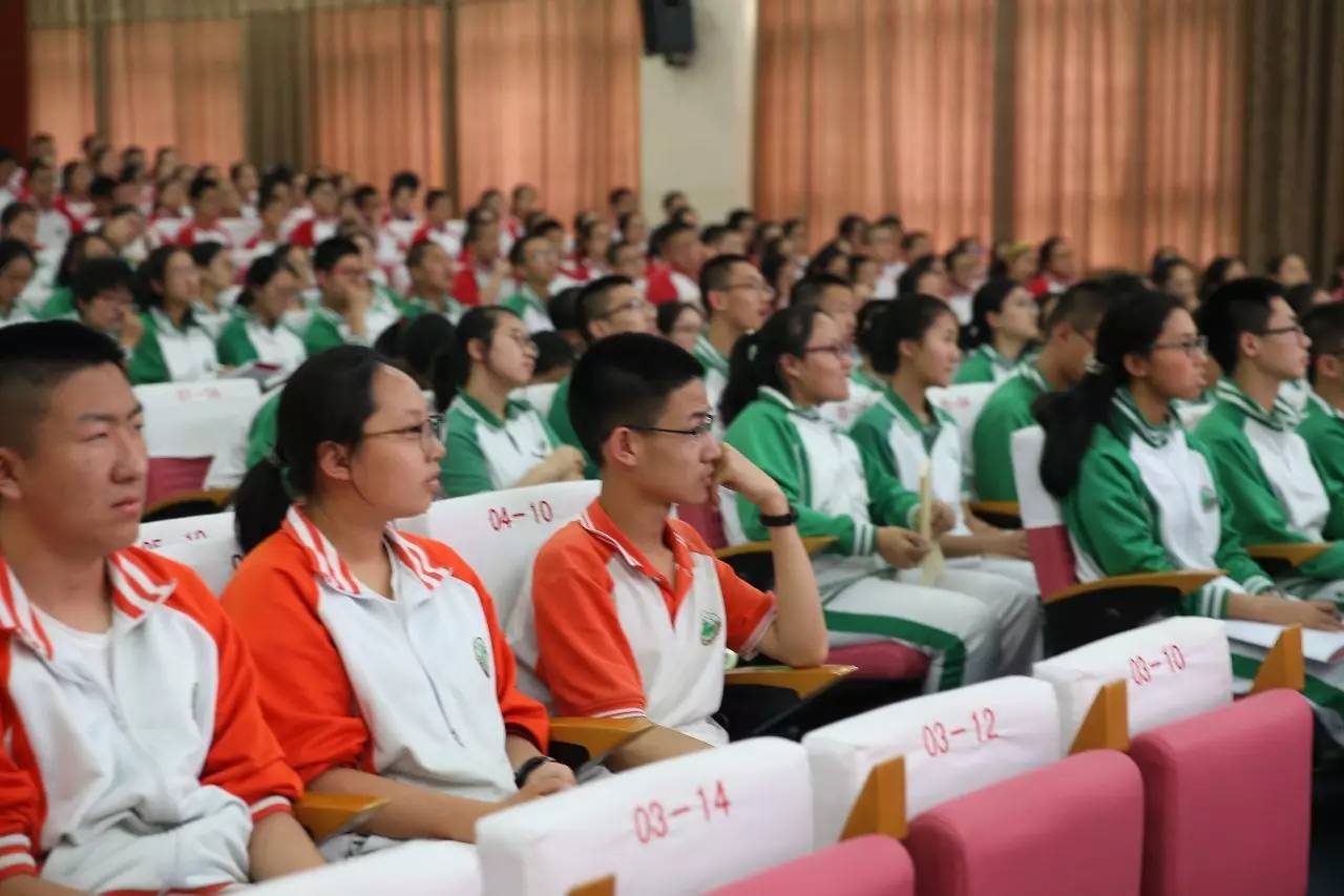 不忘初心跟党走砥砺前行创辉煌,不忘初心跟党走砥砺前行共繁荣