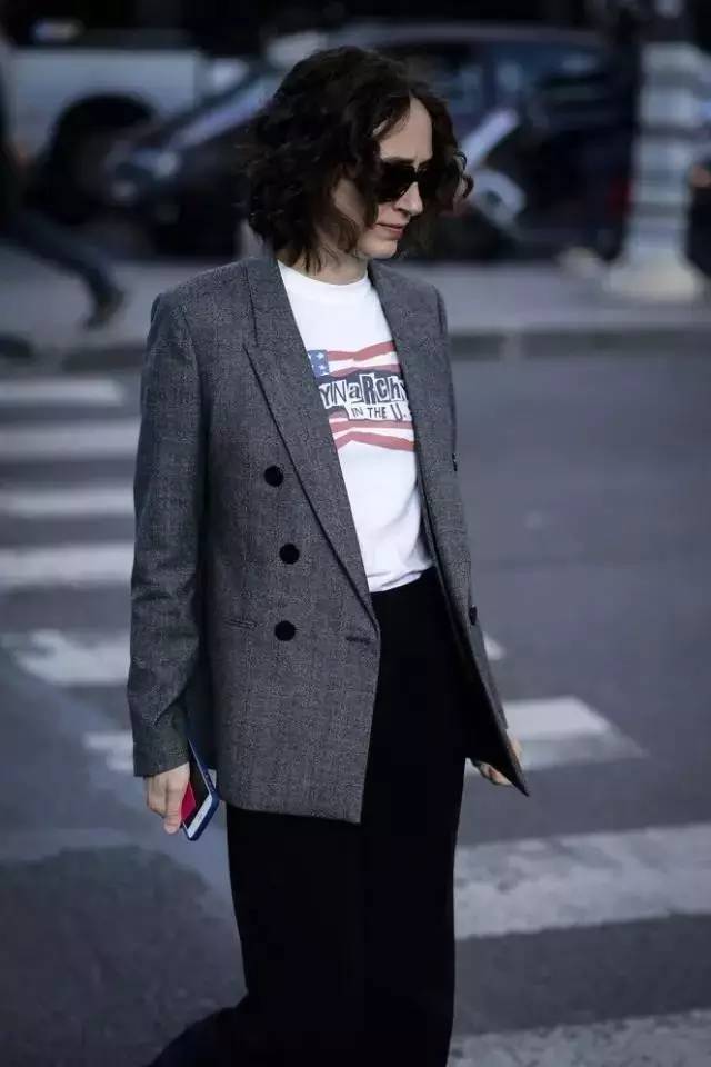 西装+T恤=时髦帅气又有女人味