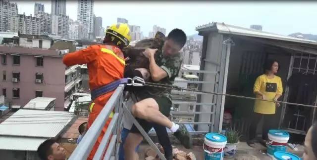战士接住坠楼老人,消防战士救跳楼女子牺牲