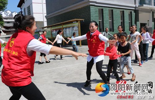 关爱残障儿童共绘美好希望,大手牵小手爱心呵护残障儿童