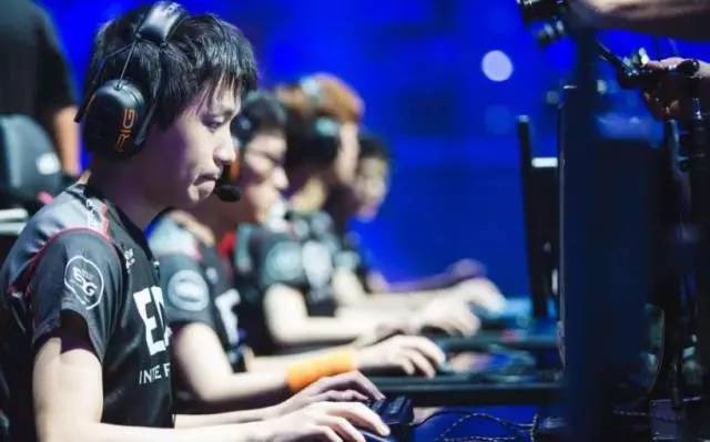 LOLER快来滨江报名开黑，第一名5000奖金｜市运会我区05组青少年足球队进四强