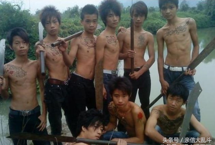 别以为站那么远就射不着你,真是浪费一桶酒