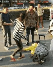 “母亲街头踩踏*女幼**”背后的事实曝光后，网友的同情、批判与深思