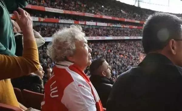 78岁枪迷大妈：诚实欺骗、忠诚背叛，江湖上有的，足球里都有