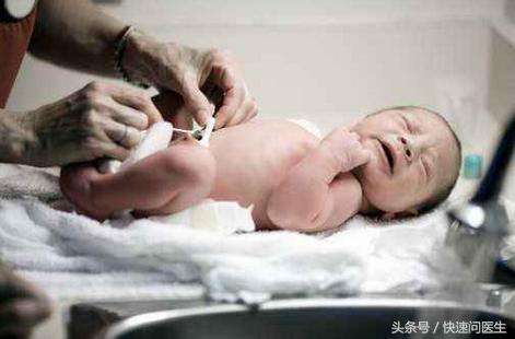 婴儿脐带未脱落洗澡碰水了怎么办,宝宝脐带脱落后能擦碘伏吗