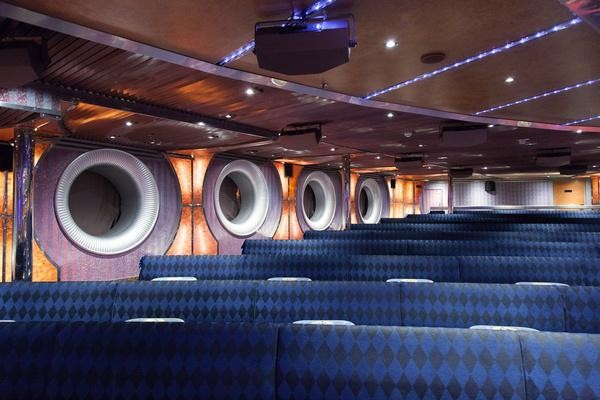 坐着豪华游轮,坐着邮轮看世界