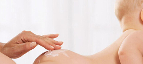 宝宝穿开裆裤方便大小便,宝宝学上厕所穿开裆裤好吗