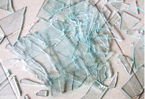 哎呀！不小心脚丫子踩到玻璃碎片上