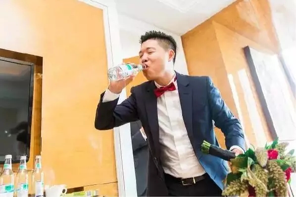 堵门游戏准备几个比较合适,新郎迎娶新娘堵门游戏