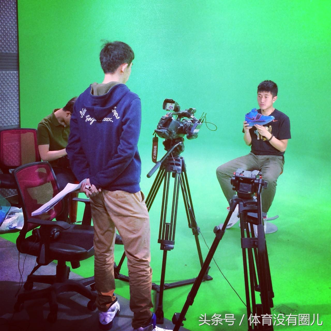 还在抱怨鞋柜里缺一双球鞋?那么这个苏州男孩关于NBA的收藏