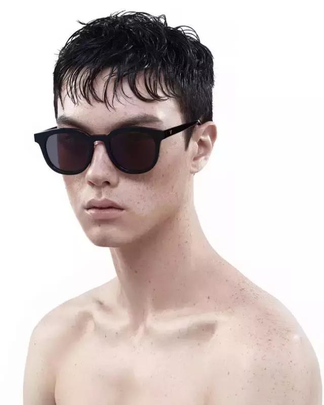 女明星把它宠上了天，一年四季走哪儿带它！