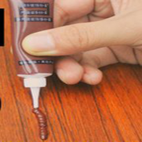 木地板有刮痕返潮鼓包？装修师傅告诉你这么做，自己也能修理好