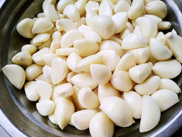 腌甜蒜用味极鲜吗,酸甜爽脆一口下去嘎嘣脆的腌糖蒜