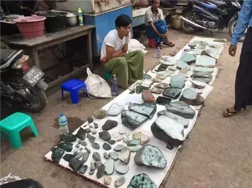 国内一克上万的翡翠，在缅甸像菜市场一样，露天摆摊卖