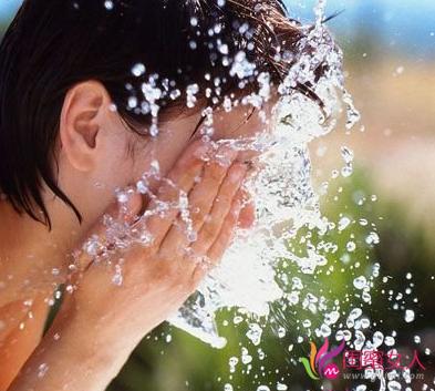 如何护肤让脸变白不再黑学生党,皮肤变白的护肤知识是什么