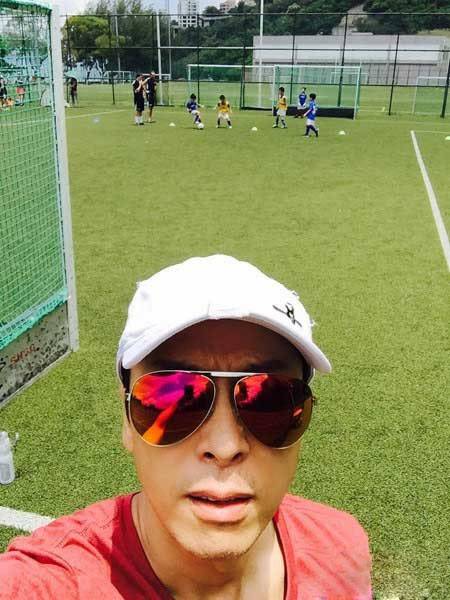 甄子丹儿子跆拳道红带,张晋被女儿“甜蜜家暴”,功夫二代太厉害