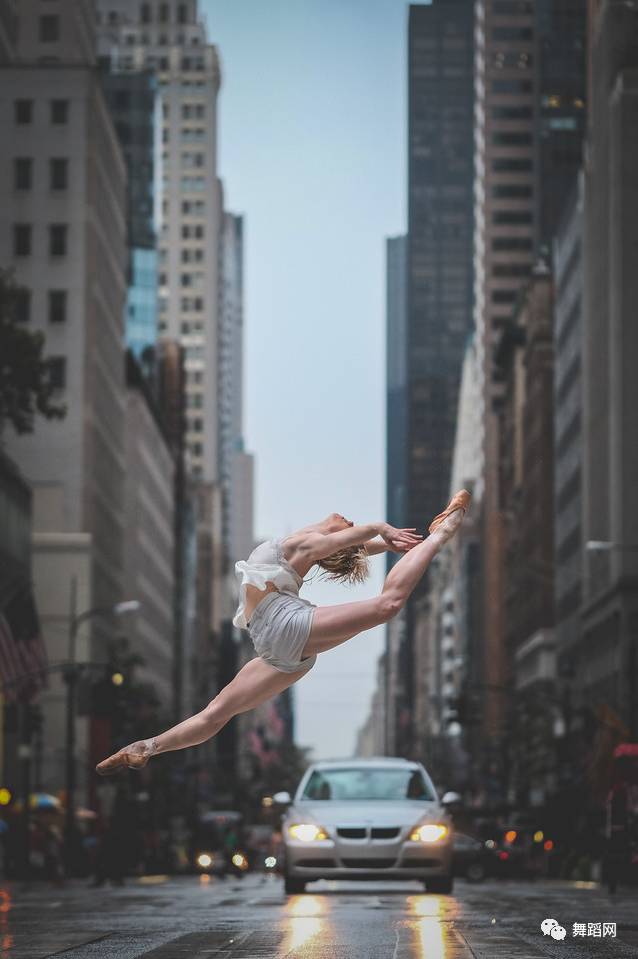 一群芭蕾舞者走上街头,一群芭蕾舞者视频