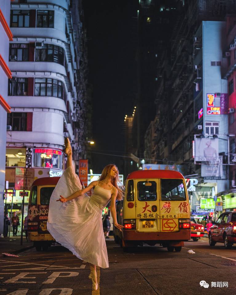 一群芭蕾舞者走上街头,一群芭蕾舞者视频