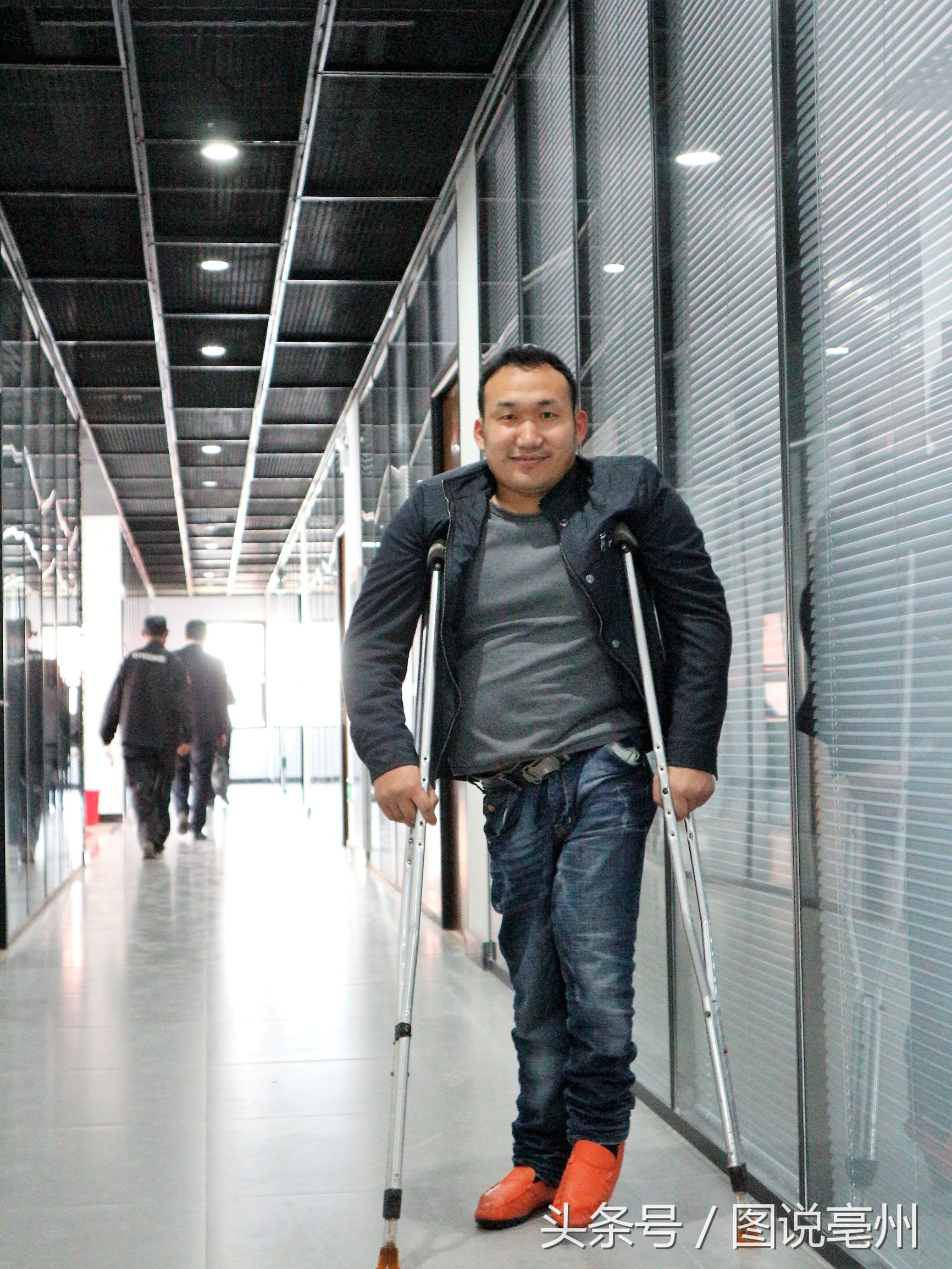 拄双拐残疾小伙,残疾小伙创业成功案例