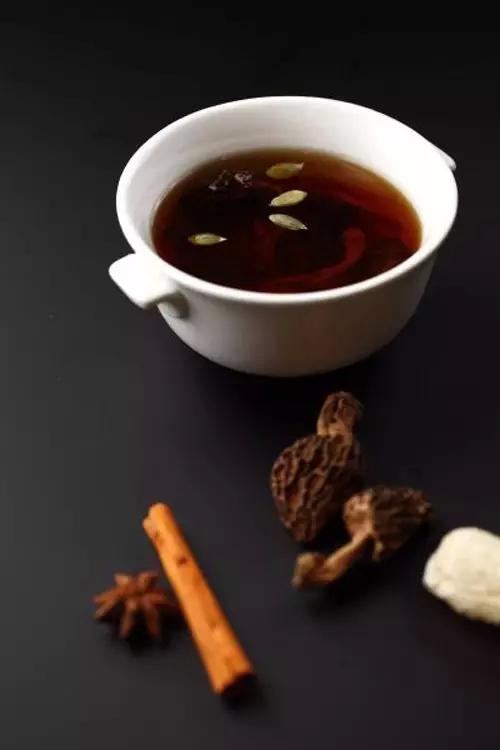 这个空降厨师,为何工资高过港厨?