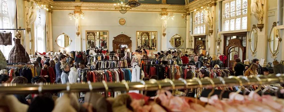 一出门就撞包，不如一个有故事的包包