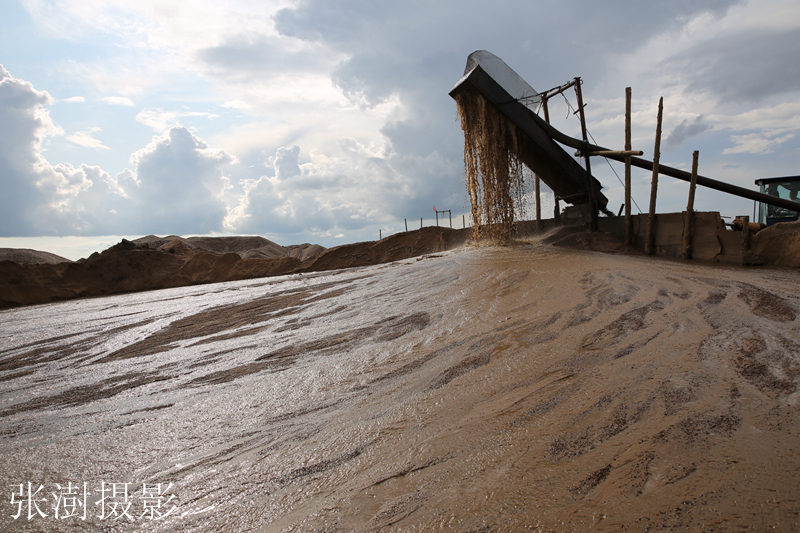 嫩江玛瑙多出自砂场为了得到玛瑙石总有人请求免费干活