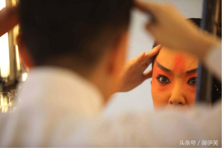 她是戏曲界的“小孟小冬“，被称为瑜老板，因参加跨界歌王被熟知