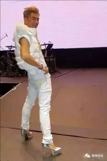 跑男团穿高跟鞋，李晨走不了路，鹿晗竟毫无违和感，美成了这样