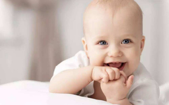 孩子笑的时候露牙龈长大后会好吗,小孩子为什么笑起来牙龈越露越多