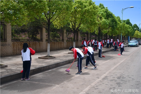 两千余人在街头巷尾为富源县城做美容