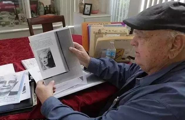 为了复活50年前的“冷冻人”，这个维修工背负了半世纪的骂名