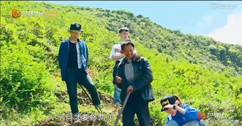 他是变形计里最有争议的主人公,变形计中最令人反感的父母