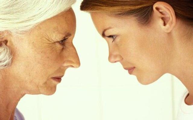 怀孕三个月突然大量出血了,怀孕三个月孕妇出少许血有问题吗