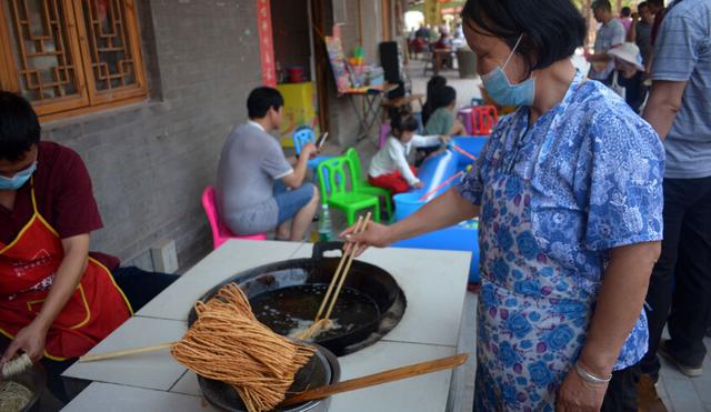 这个炸物10元1袋的炸物，景区大集卖疯了！原来是用它做成的？