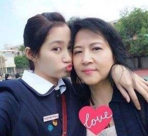 关晓彤华伦天奴限量版金球包包,关晓彤妈妈拿了关晓彤多少钱