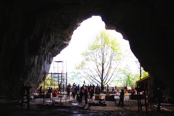神农架有几个洞,神农架有一个神秘的深谷