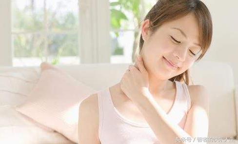 颈椎病引起背痛，电脑一族要调好“位置”