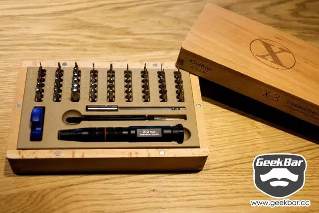 一套12合一的螺丝刀,一套小的螺丝刀