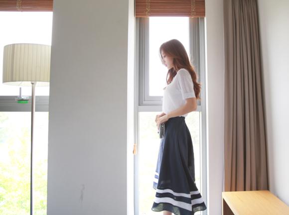 孙允珠夏日海边连衣长裙坐姿穿搭,孙允珠夏日背影