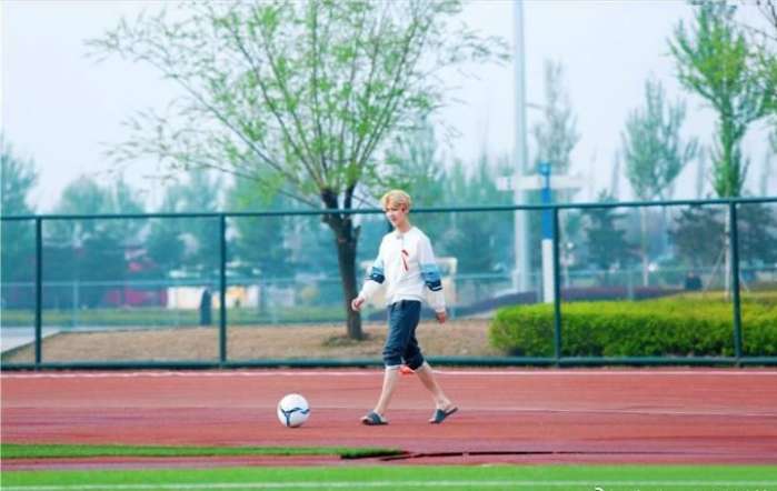 鹿晗踢球穿拖鞋,鹿晗踢足球了吗