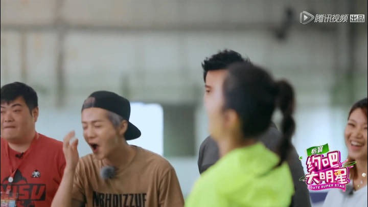 应采儿鹿晗名场面,鹿晗和应采儿比胳膊