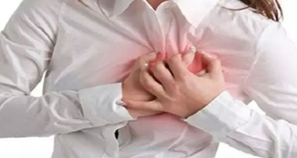 乳房疼痛和颈椎病有关系?你不知道的,颈椎病的5种特殊症状表现