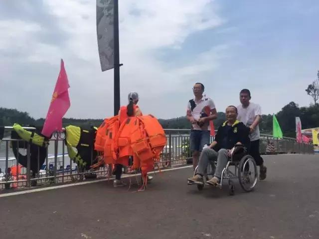 在身体“渐渐冰冻”的23年里，他用心温暖了1400多名学生