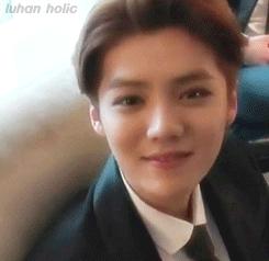 鹿晗球场飞吻单指双指,鹿晗跑男踢球飞吻哪一期