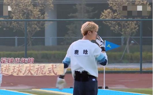 鹿晗迪丽热巴互相对视,鹿晗飞吻