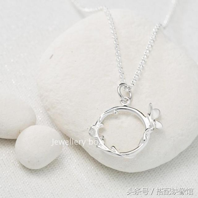 跟周冬雨学珠宝配饰搭配,周冬雨同款小众配饰