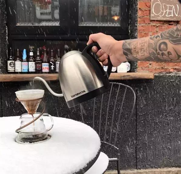 一对夫妻一墙之隔开两家咖啡店，上演的不是相爱相杀，而是了解